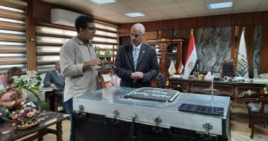 طالب بـ"علوم أسيوط" يبتكر سلة نفايات ذكية تعمل أوتوماتيكيا بالطاقة الشمسية