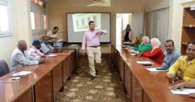 محافظ أسوان يكلف بمواصلة تنظيم الدورات التدريبية للعاملين بالجهاز الإدارى