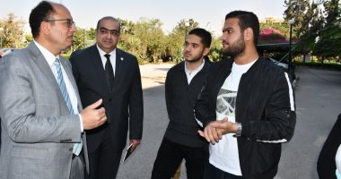 رئيس جامعة حلوان يطالب بتحويل وسائل نقل الجامعة لكهربائية لتقليل نسبة التلوث