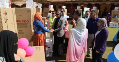 نائب محافظ الوادى الجديد تسلم 60 جهاز عروس للفتيات المقبلات على الزواج.. صور