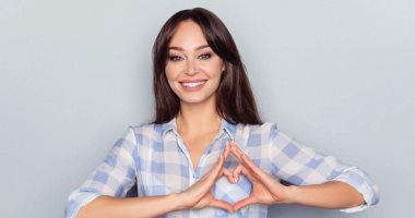 5 حيل لغة جسد تزيد من جاذبية شخصيتك.. "تساعدك على النجاح مهنيًا واجتماعيًا"