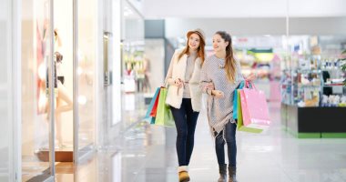 أخلاقنا الجميلة.. قواعد إتيكيت مهمة عند شراء الأحذية والملابس