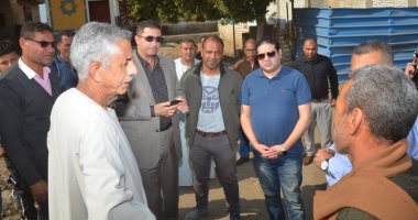 نائب محافظ بنى سويف يشرف على الإجراءات الفنية لحل مشكلة انسداد مصرف شرهى