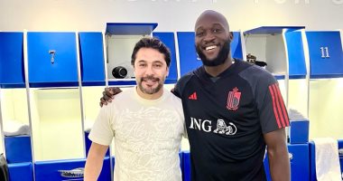 أحمد حسن يدعم منتخب مصر قبل ودية بلجيكا بالكويت ويلتقط صورا مع لوكاكو