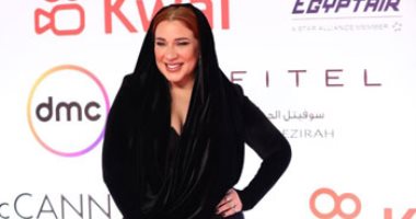 أسما شريف منير بـ"طرحة" وإطلالة سوداء على السجادة الحمراء لفيلم "ب 19"