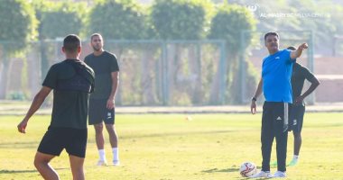 إيهاب جلال يقود المران الصباحى للمصرى قبل ودية إنبى استعدادا للزمالك