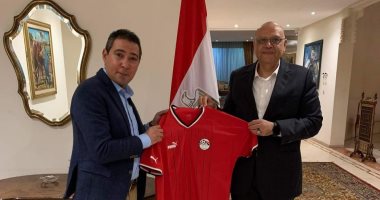 محمد بركات يهدى سفير مصر بالمغرب درع اتحاد الكرة وقميص المنتخب