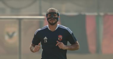 محمد عبد المنعم يرتدى " قناع" فى مران الأهلي بعد جراحة الأنف.. صورة 