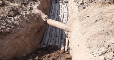 حياة كريمة بالأقصر.. تواصل العمل فى محطة الصرف وتركيب كابلات الكهرباء الأرضية.. صور