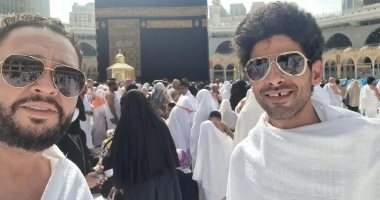 بصور من أمام الكعبة.. أحمد رزق وحمدى الميرغنى يؤديان مناسك العمرة