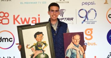 حفيد أحمد خليل يستعرض رسوماته للنجمين عادل إمام وحسين فهمى فى مهرجان القاهرة