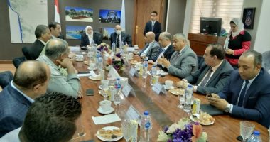 خطة لتطوير حلوان.. نائب محافظ القاهرة تناقش مشاكل المرور والباعة الجائلين