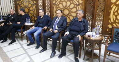 بدء عزاء الموسيقار محمد سلطان ونادية مصطفى أول الحضور 