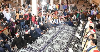 إقبال على الأمسية الابتهالية بمسجد الإمام الحسين.. صور
