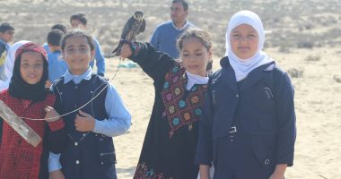 تلاميذ معهد أزهرى بسيناء ينفذون معايشة لتقاليد ركوب الإبل وصناعة القهوة وصيد الصقور