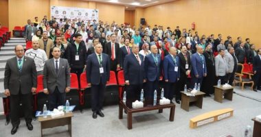 رئيس جامعة الأقصر يترأس الوفد المشارك في الدورة التثقيفية بالغردقة.. صور