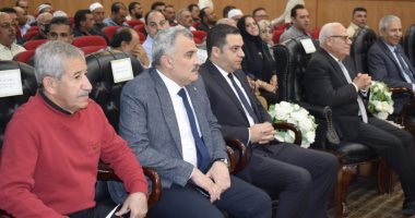محافظ بورسعيد يلتقي أهالى المثلث.. ويؤكد: مخطط التنمية يوفر "حياة كريمة"