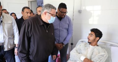 محافظ البحر الأحمر يزور مصابى حادث الزعفرانة بمستشفى رأس غارب.. صور