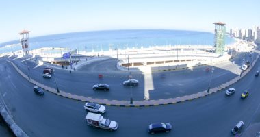 كورنيش الإسكندرية فى أبهى صورة.. تشغيل مشروع نفق وكبارى شارع 45 "أنور السادات".. نفق بعرض 19 مترا وتوسعة 10 حارات.. ممشى موازٍ للبحر وتوسعة من المنتزه حتى المحروسة بهدف تقليل الزحام.. والمحافظ: نسبة الإنجاز 97%