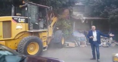 حملة مكبرة لإزالة التعديات على الطريق العام بشارع ميشيل باخوم فى الدقى.. صور
