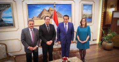 وزير الصحة يستقبل نظيره الكوبى بمطار القاهرة الدولى