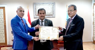 رئيس جامعة سوهاج يكرم الدكتور علاء عبد العال لفوزه بجائزة الشيخ جميل عبد الرحمن خوقير
