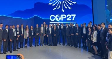 صورة تذكارية لـ"شكرى" مع فريق عمل الخارجية المعنى بالعملية التفاوضية بـcop27