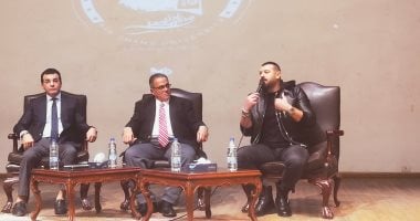 الفنان عمرو يوسف لطلاب جامعة عين شمس: الست تتشال على الرأس