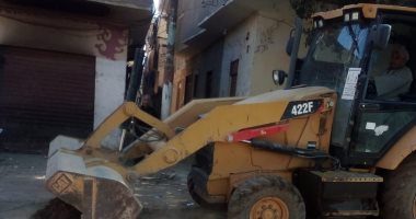 حملات نظافة وإزالة 3حالات تعد على أراض زراعية بمركز المنشأة في سوهاج.. صور