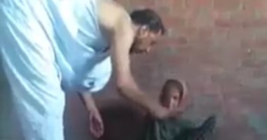 حجز راعى أغنام وزوجته فى واقعة فيديو ضرب والدته المسنة بالشرقية للتحريات