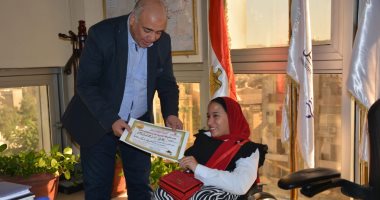 مترو الأنفاق يكرم بطلة السباحة البارالمبية لذوى الهمم لتفوقها الرياضى والدراسى
