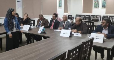 رئيس جامعة بنها يتابع أعمال لجنة تقييم الأفكار المقدمة للحاضنات التكنولوجية