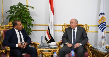 محافظ قنا يستقبل وفدا من الجهاز المركزى للتعبئة العامة والإحصاء