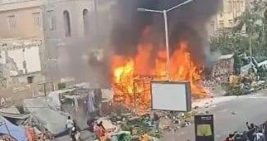 معاينة حريق الموسكى: ماس كهربائى وراء اشتعال النار بـ4 أكشاك خشبية.. صور
