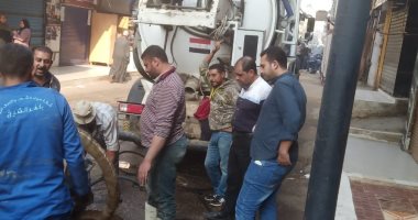 تطهير خطوط الصرف وصفايات الأمطار بعدد من مدن كفر الشيخ.. صور
