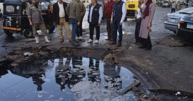 الدفع بـ"لودر" لسحب أتوبيس تعثر فى هبوط أرضى بالإسكندرية 