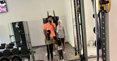عائلة رياضية جدا.. محمد صلاح فى صورة مع زوجته وبناته داخل الجيم