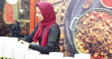يا حلاوة الإيد الشغالة.. سمر فتاة من المنوفية "أشطر صنايعية كشرى".. سمر: أعمل منذ سنوات فى هذا المجال وتدرجت بالعمل من الحوض إلى البيع للزبائن.. والشغل مش عيب.. ورسالتى للبنات: انزلوا اشتغلوا هتلاقوا حجات كويسة