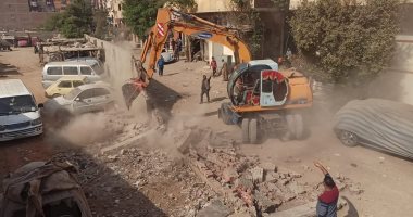 الجيزة تزيل التعديات والجراجات المخالفة بشارع المكرونة بالعمرانية.. صور