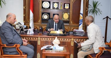 محافظ قنا يلتقى 73 مواطنا بمكتبه لبحث مطالبهم وحل شكاواهم