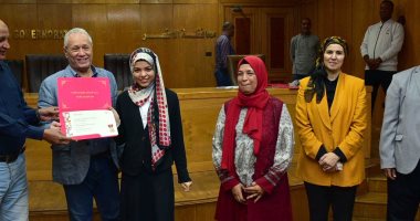 محافظ الأقصر يشهد حفل تسليم شهادات خريجي منحة مجانية من الاتصالات 