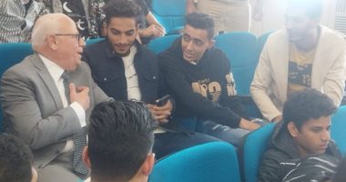 محافظ بورسعيد يلتقط الصور التذكارية وسط طلاب الجامعة التكنولوجية الجديدة