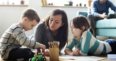 أخلاقنا الجميلة.. إزاى تعلم ابنك يحب زملاءه وجيرانه من الأطفال؟
