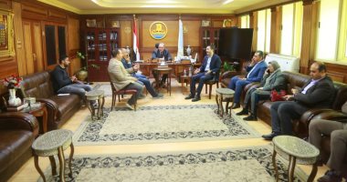 محافظ كفر الشيخ يتابع أعمال إنشاء 5 مستشفيات وتشكيل لجنة لاستلام مركز الأورام