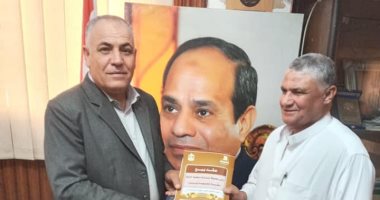 محافظ كفر الشيخ يشهد تسليم 9 عقود تقنين للمواطنين (صور)