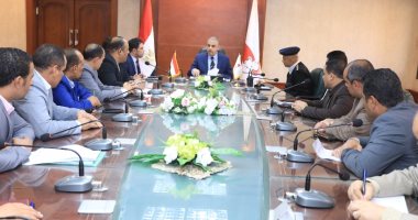 محافظ سوهاج يناقش ضوابط إنشاء المطبات الصناعية فى الطرق الرئيسية