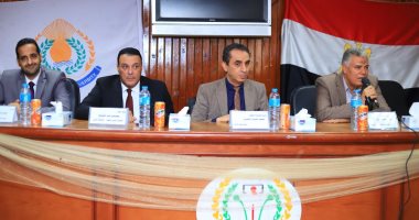 آداب المنصورة تعقد ندوة حول "الإعلام ونبذ التعصب الرياضي".. صور