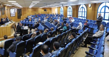 محافظ المنيا يعلن خطة مواجهة موسم الشتاء ويكشف جاهزية المعدات ومخرات السيول