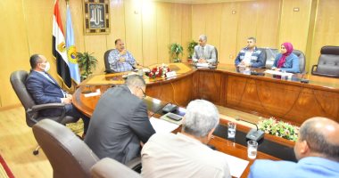 محافظ أسيوط يناقش جهود مواجهة التعديات على الأراضى ومخالفات البناء 