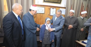 محافظ سوهاج يزور المنطقة الأزهرية ويكرم عددًا من حفظة القرآن الكريم.. صور